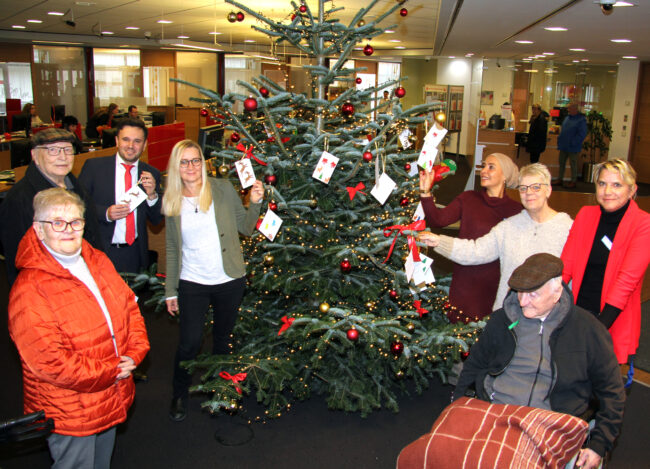 Sparkasse stellt Wunschbaum für Senioren auf