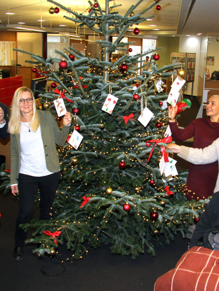 Sparkasse stellt Wunschbaum für Senioren auf