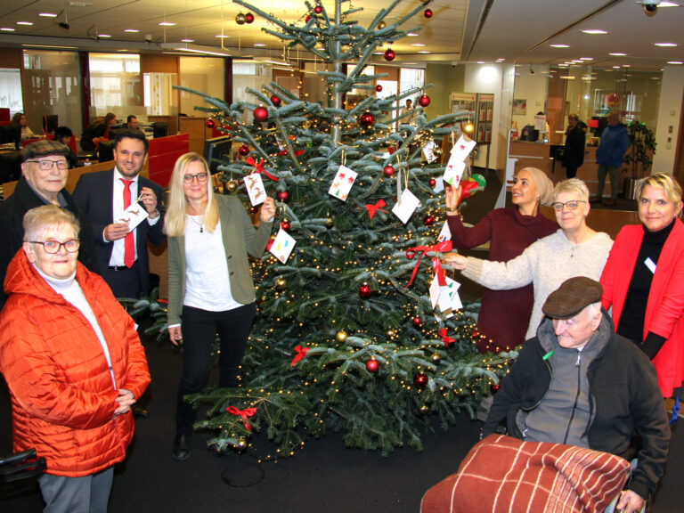 Sparkasse stellt Wunschbaum für Senioren auf