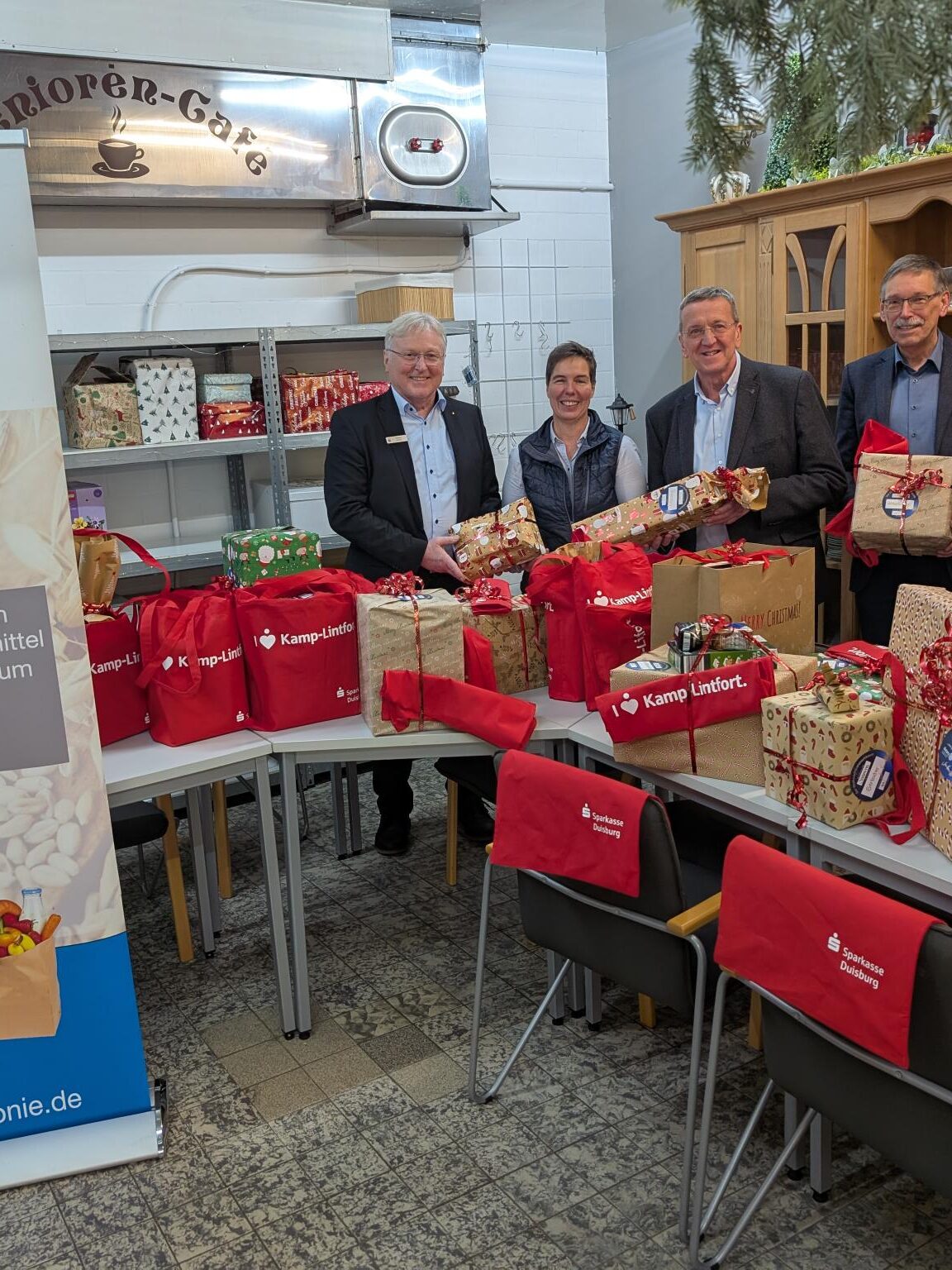 Tafel_Wunschbaumaktion_Übergabe_1 Wunschbaumaktion Tafel