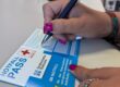 Der Notfallpasses wird mit persönlichen und medizinischen Daten ausgefüllt.