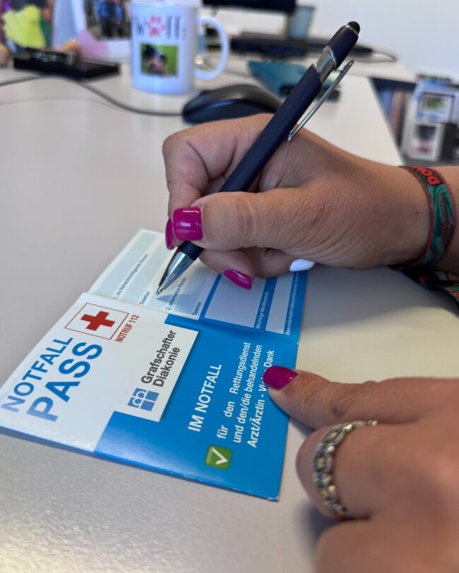 Der Notfallpasses wird mit persönlichen und medizinischen Daten ausgefüllt.