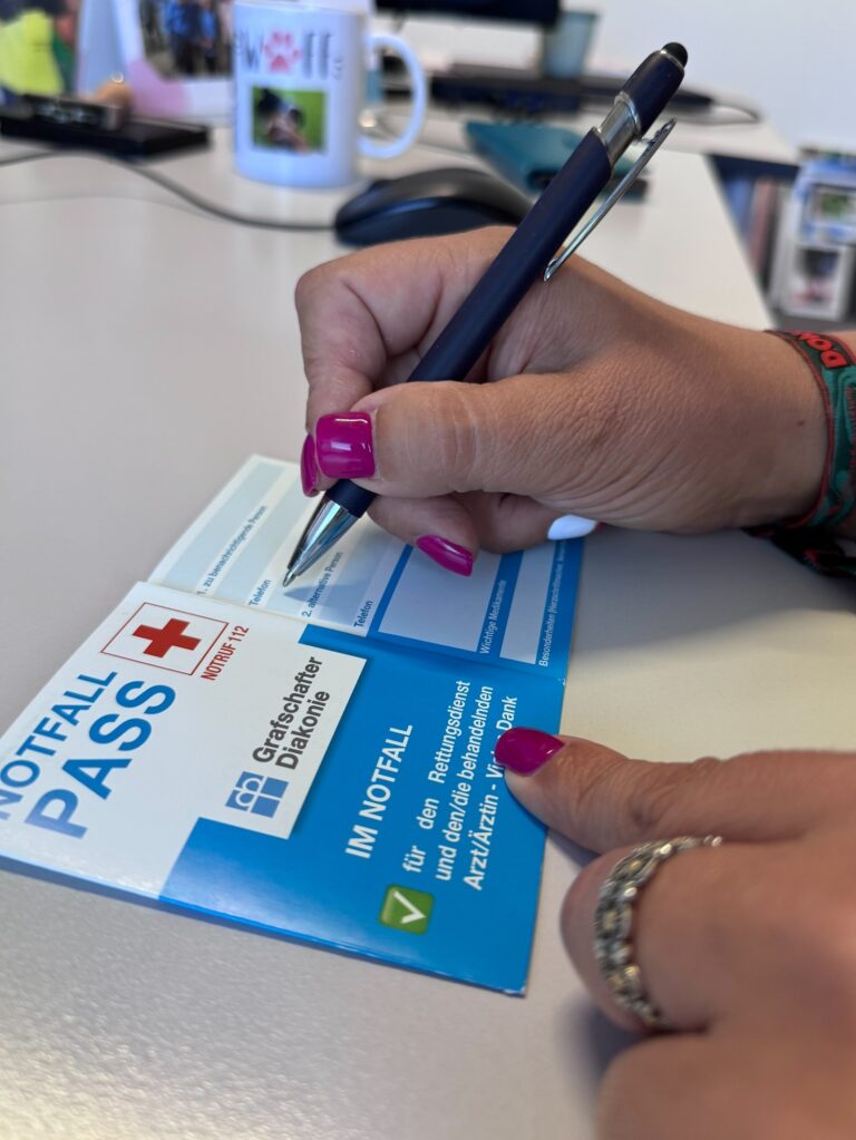 Der Notfallpasses wird mit persönlichen und medizinischen Daten ausgefüllt.