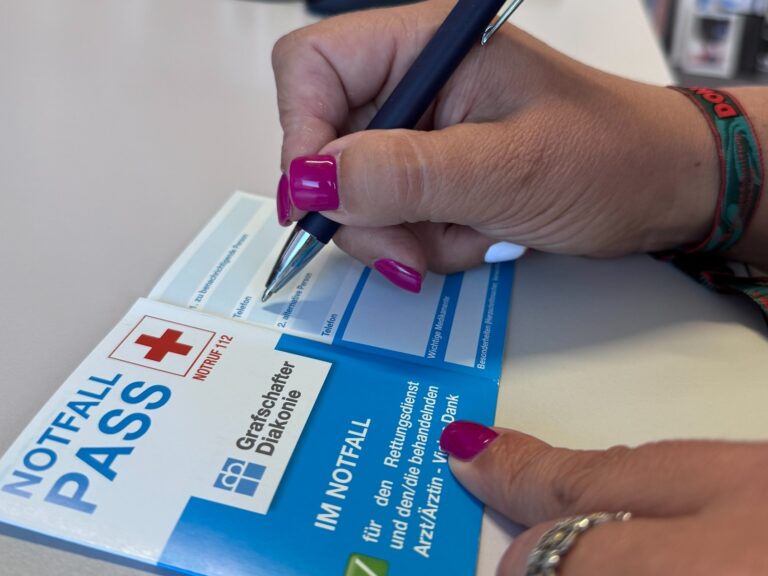Der Notfallpasses wird mit persönlichen und medizinischen Daten ausgefüllt.